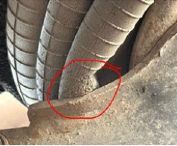 Air bags: tag axle-right side chafing