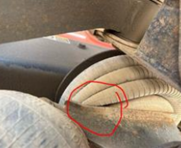 Air bags: tag axle-left side chafing